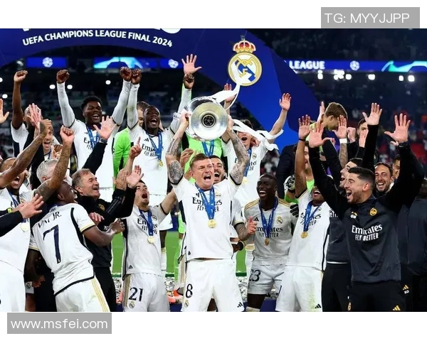 球迷疯狂一幕欧冠赛场上竟有人冲入抢夺C罗球衣